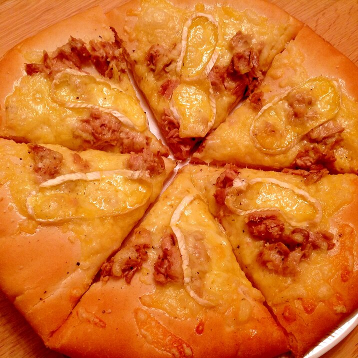 ツナマヨとカマンベールチーズのピザ